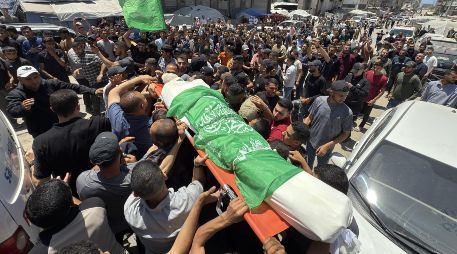 Miles de personas se reunieron el miércoles para el funeral conjunto de la familia de Odeh en Ciudad de Gaza. EFE/ Ahmad Awad