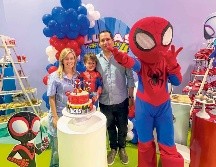 Israel y Lucas Palafox con Marisa Rodríguez. GENTE BIEN JALISCO / Revista del 29 de mayo 2026