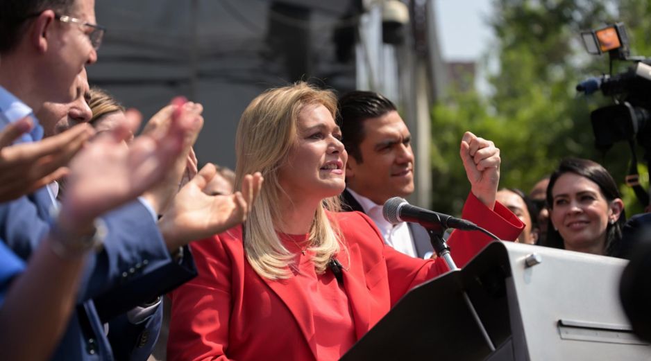 La mandataria estatal manifestó que la citaron tramposamente para declarar, mientras que, según ella, quienes tienen órdenes de aprehensión en EU por vínculos con el narcotráfico los invitan a tener entrevistas amigables. FACEBOOK / Maru Campos Galván