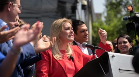 La mandataria estatal manifestó que la citaron tramposamente para declarar, mientras que, según ella, quienes tienen órdenes de aprehensión en EU por vínculos con el narcotráfico los invitan a tener entrevistas amigables. FACEBOOK / Maru Campos Galván