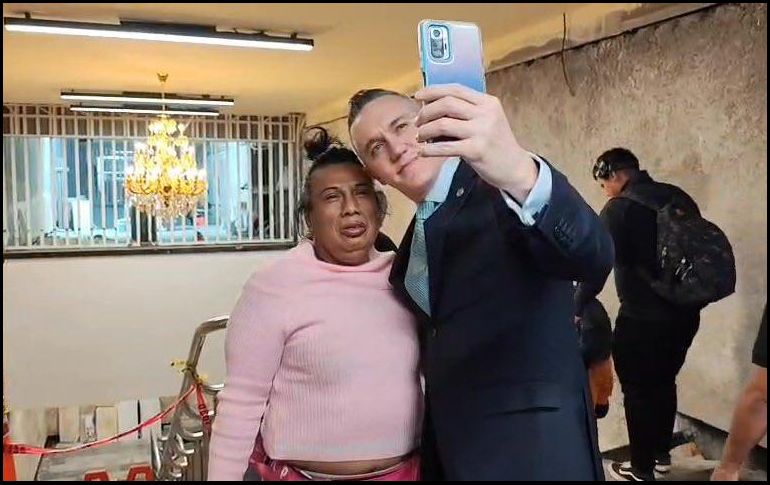 Así reaccionó Adrián Ruvalcaba ante los memes que se generaron alrededor de las remodelaciones de la Estación Hidalgo. ESPECIAL / X: @AdrianRubalcava