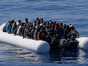 En la imagen de archivo, cerca de 200 inmigrantes ilegales en una zodiac mientras son rescatados por el buque de la guardia italiana "Denario" en el mar Mediterráneo. EFE/A. Di Meo
