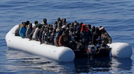 En la imagen de archivo, cerca de 200 inmigrantes ilegales en una zodiac mientras son rescatados por el buque de la guardia italiana 