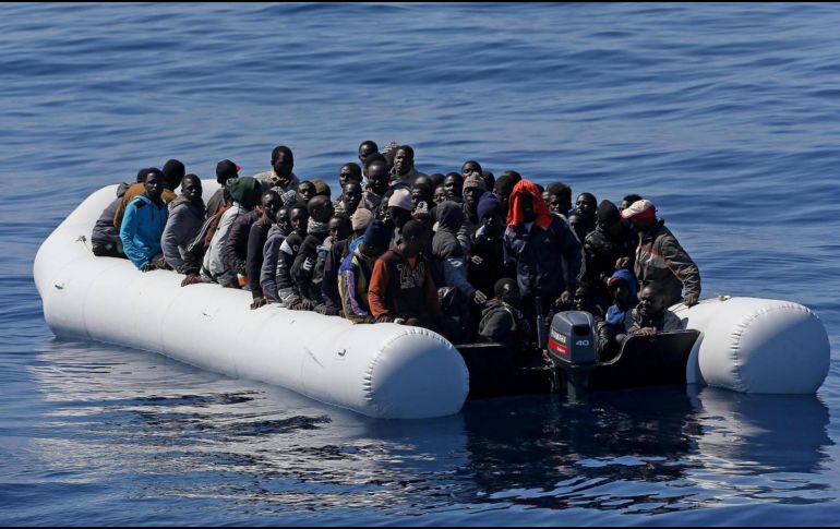 En la imagen de archivo, cerca de 200 inmigrantes ilegales en una zodiac mientras son rescatados por el buque de la guardia italiana 