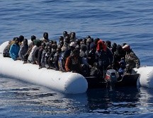 En la imagen de archivo, cerca de 200 inmigrantes ilegales en una zodiac mientras son rescatados por el buque de la guardia italiana 