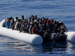 En la imagen de archivo, cerca de 200 inmigrantes ilegales en una zodiac mientras son rescatados por el buque de la guardia italiana 