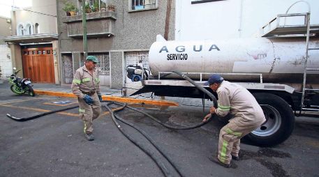 El Sistema de Aguas de la Ciudad de México (Sacmex) reportó que 2023 fue el año con mayor detección de tomas irregulares durante la administración pasada, recibiendo 209 reportes y comprobando la ilegalidad de al menos 32 de ellas, lo que evidencia la urgencia de la reciente reforma aprobada por el Congreso capitalino. SUN/ARCHIVO