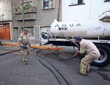 El Sistema de Aguas de la Ciudad de México (Sacmex) reportó que 2023 fue el año con mayor detección de tomas irregulares durante la administración pasada, recibiendo 209 reportes y comprobando la ilegalidad de al menos 32 de ellas, lo que evidencia la urgencia de la reciente reforma aprobada por el Congreso capitalino. SUN/ARCHIVO
