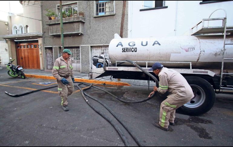 El Sistema de Aguas de la Ciudad de México (Sacmex) reportó que 2023 fue el año con mayor detección de tomas irregulares durante la administración pasada, recibiendo 209 reportes y comprobando la ilegalidad de al menos 32 de ellas, lo que evidencia la urgencia de la reciente reforma aprobada por el Congreso capitalino. SUN/ARCHIVO