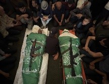 Gazatíes asisten este miércoles al funeral de Mohammed Odeh, jefe militar del grupo islamista Hamás, quien murió el martes en un ataque israelí contra el barrio de Rimal. EFE/A. Awad