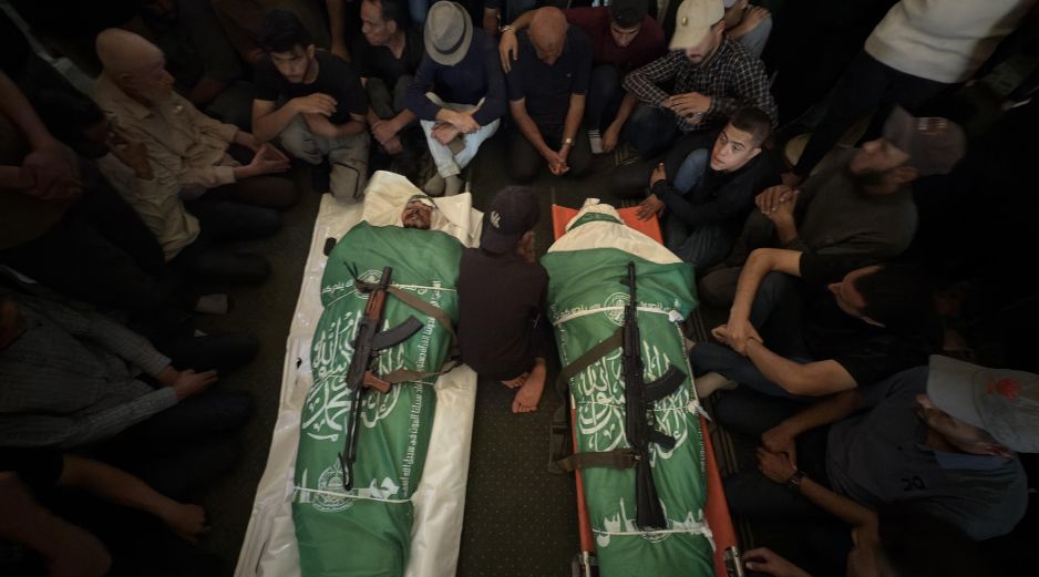 Gazatíes asisten este miércoles al funeral de Mohammed Odeh, jefe militar del grupo islamista Hamás, quien murió el martes en un ataque israelí contra el barrio de Rimal. EFE/A. Awad
