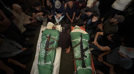 Gazatíes asisten este miércoles al funeral de Mohammed Odeh, jefe militar del grupo islamista Hamás, quien murió el martes en un ataque israelí contra el barrio de Rimal. EFE/A. Awad