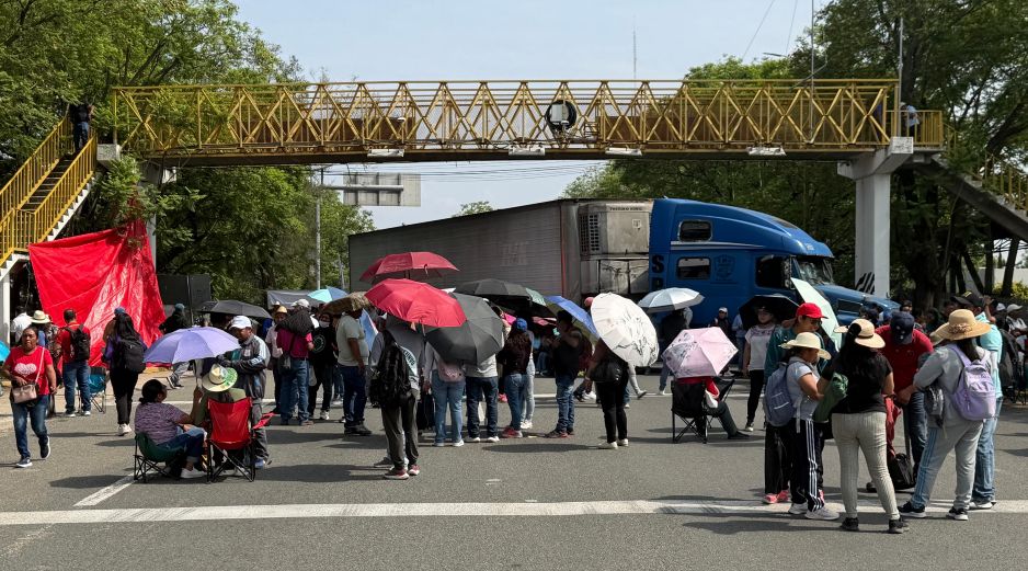 Personas participan en un bloqueo de la Coordinadora Nacional de Trabajadores de la Educación (CNTE) este miércoles en Villa de Mitla, Oaxaca. EFE/J. Méndez
