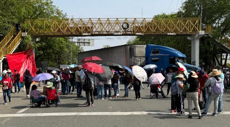 Personas participan en un bloqueo de la Coordinadora Nacional de Trabajadores de la Educación (CNTE) este miércoles en Villa de Mitla, Oaxaca. EFE/J. Méndez