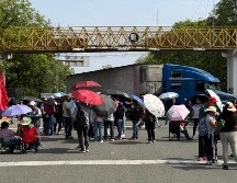 Personas participan en un bloqueo de la Coordinadora Nacional de Trabajadores de la Educación (CNTE) este miércoles en Villa de Mitla, Oaxaca. EFE/J. Méndez