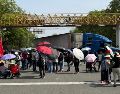 Personas participan en un bloqueo de la Coordinadora Nacional de Trabajadores de la Educación (CNTE) este miércoles en Villa de Mitla, Oaxaca. EFE/J. Méndez