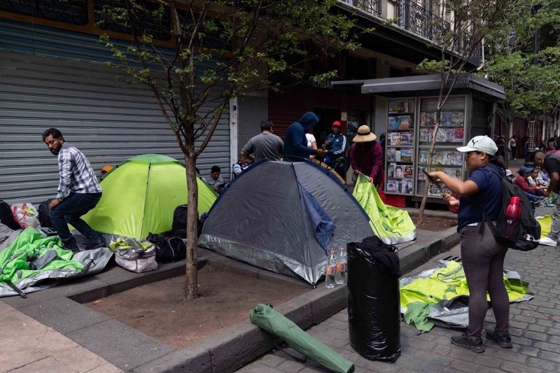 Las tiendas de campaña a media calle ya comenzaron a convertirse en una molestia. SUN/H. Salvador