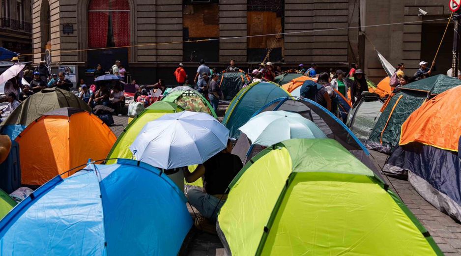 Maestros de la CNTE continúan instalando tiendas de campaña como parte del plantón; se encuentran en la calle 5 de Mayo, entre Eje Central y Simón Bolívar. SUN/H. Salvador