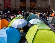 Maestros de la CNTE continúan instalando tiendas de campaña como parte del plantón; se encuentran en la calle 5 de Mayo, entre Eje Central y Simón Bolívar. SUN/H. Salvador