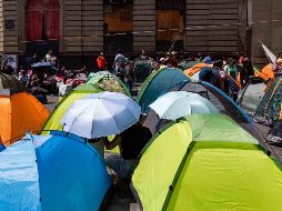 Maestros de la CNTE continúan instalando tiendas de campaña como parte del plantón; se encuentran en la calle 5 de Mayo, entre Eje Central y Simón Bolívar. SUN/H. Salvador