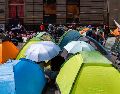 Maestros de la CNTE continúan instalando tiendas de campaña como parte del plantón; se encuentran en la calle 5 de Mayo, entre Eje Central y Simón Bolívar. SUN/H. Salvador