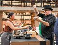 Para el chef Adrián Herrera, la nueva dinámica revela cómo el cansancio y las relaciones humanas también terminan sazonando cada platillo. CORTESÍA