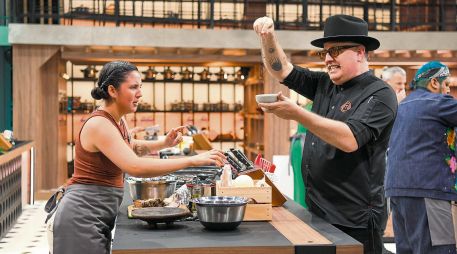 Para el chef Adrián Herrera, la nueva dinámica revela cómo el cansancio y las relaciones humanas también terminan sazonando cada platillo. CORTESÍA