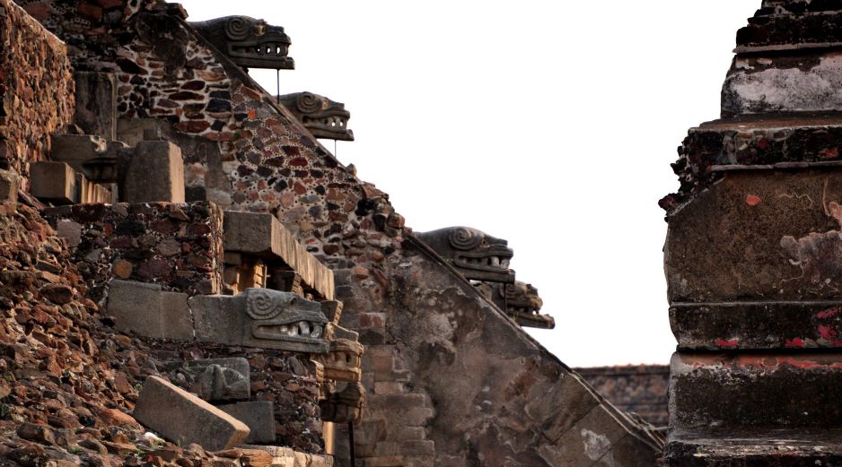 El arqueólogo Sergio Gómez, director del Proyecto Tlalocan en el túnel de la pirámide, alertó de que la humedad está desintegrando la estructura. EFE/Archivo