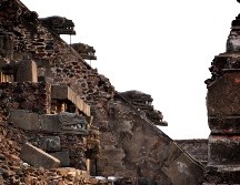 El arqueólogo Sergio Gómez, director del Proyecto Tlalocan en el túnel de la pirámide, alertó de que la humedad está desintegrando la estructura. EFE/Archivo