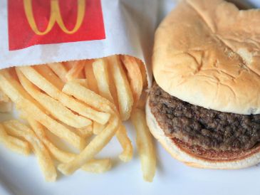 McDonald’s venderá la hamburguesa cuarto de libra en 28 pesos. EFE/Archivo