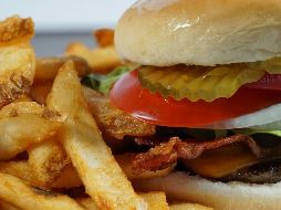 Este jueves 28 de mayo, Carl's Jr. celebra el Día de la Hamburguesa ofreciendo su Famous Star con Queso a 1 peso. Unsplash