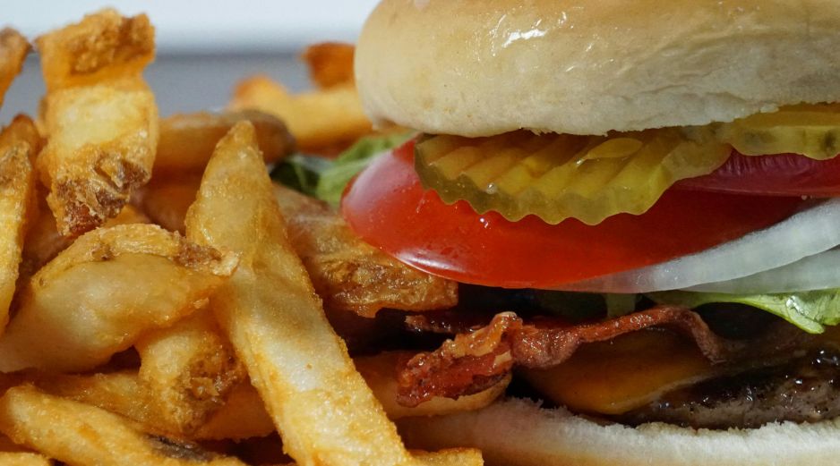 Este jueves 28 de mayo, Carl's Jr. celebra el Día de la Hamburguesa ofreciendo su Famous Star con Queso a 1 peso. Unsplash