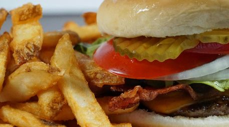 Este jueves 28 de mayo, Carl's Jr. celebra el Día de la Hamburguesa ofreciendo su Famous Star con Queso a 1 peso. Unsplash