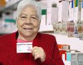 Persona adulta mayor muestra su tarjeta Inapama, con la que podrá obtener descuentos en junio de 2026. ESPECIAL / Inapam y CANVA