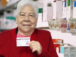 Persona adulta mayor muestra su tarjeta Inapama, con la que podrá obtener descuentos en junio de 2026. ESPECIAL / Inapam y CANVA