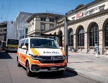 Un coche de policía estacionado frente a la estación de tren de Winterthur, Suiza, el 28 de mayo de 2026. Según la policía regional de Zúrich, un ciudadano suizo de 31 años apuñaló e hirió a tres personas en la estación. EFE/C. THOMA