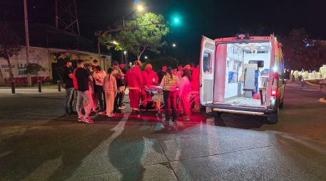 Elementos de servicios médicos municipales brindaron atención a ambas mujeres. ESPECIAL