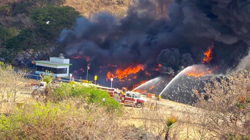  Por el siniestro, la Secretaría de Educación Jalisco (SEJ) determinó la suspensión de clases y actividades al aire libre en el turno vespertino por incendio en Puerto Vallarta. ESPECIAL&nbsp;