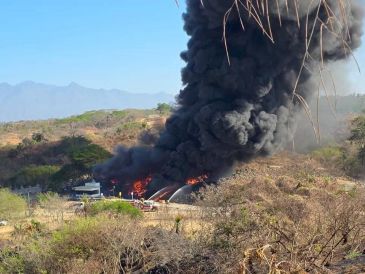26 elementos en total intervienen con tres motobombas, cuatro pipas, una retroexcavadora, una ambulancia y tres camionetas tipo pick up. ESPECIAL