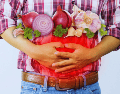 Un grupo de alimentos altamente problemáticos incluye vegetales que son la base de casi cualquier receta de cocina, como el ajo y la cebolla. ESPECIAL / CANVA