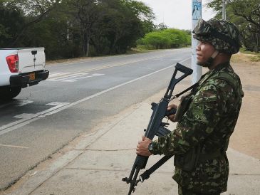 Un integrante del Ejército de Colombia realiza controles de seguridad en una carretera este miércoles, en Riohacha, La Guajira. EFE/Judiciales Guajira Oficial