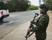 Un integrante del Ejército de Colombia realiza controles de seguridad en una carretera este miércoles, en Riohacha, La Guajira. EFE/Judiciales Guajira Oficial