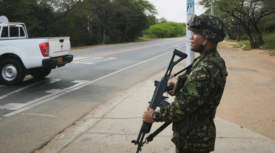 Un integrante del Ejército de Colombia realiza controles de seguridad en una carretera este miércoles, en Riohacha, La Guajira. EFE/Judiciales Guajira Oficial