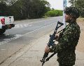 Un integrante del Ejército de Colombia realiza controles de seguridad en una carretera este miércoles, en Riohacha, La Guajira. EFE/Judiciales Guajira Oficial