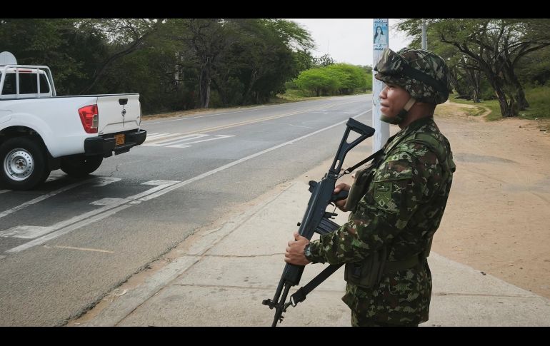 Un integrante del Ejército de Colombia realiza controles de seguridad en una carretera este miércoles, en Riohacha, La Guajira. EFE/Judiciales Guajira Oficial