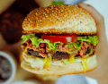 En este día las principales cadenas de comida rápida en México celebran con descuentos imperdibles, hamburguesas a un peso y cupones exclusivos en aplicaciones móviles. CANNVA