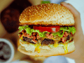 En este día las principales cadenas de comida rápida en México celebran con descuentos imperdibles, hamburguesas a un peso y cupones exclusivos en aplicaciones móviles. CANNVA