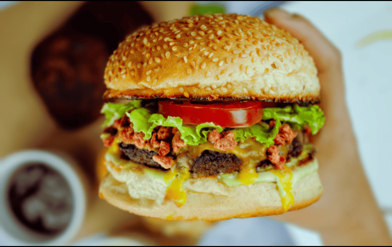 En este día las principales cadenas de comida rápida en México celebran con descuentos imperdibles, hamburguesas a un peso y cupones exclusivos en aplicaciones móviles. CANNVA