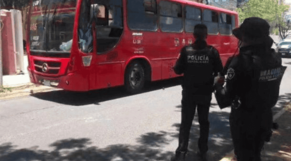 Un conductor de un vehículo particular y el chofer del transporte público se enfrascaron en un altercado vial. ESPECIAL