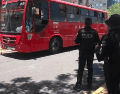 Un conductor de un vehículo particular y el chofer del transporte público se enfrascaron en un altercado vial. ESPECIAL